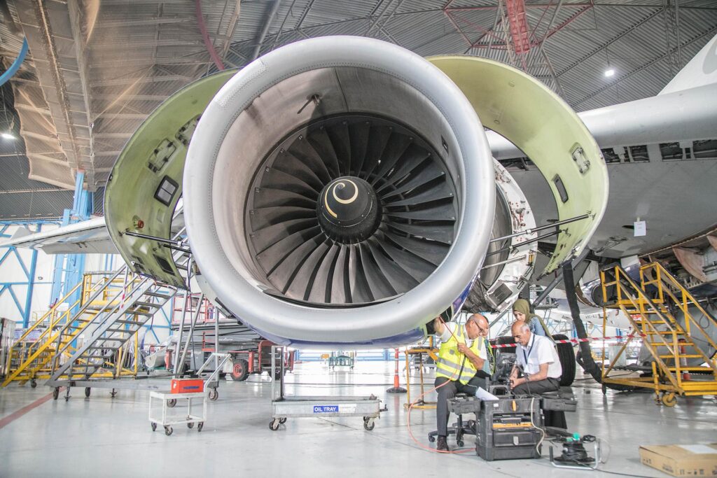 Aircraft Line Maintenance Engine Oil